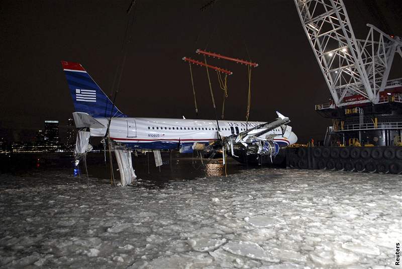 Letoun US Airways vera záchranái vyzvedli pomocí speciálního jeábu z mrazivé vody eky Hudson.