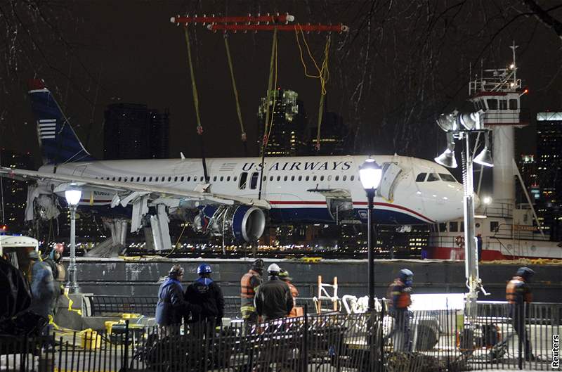 Letoun US Airways vera záchranái vyzvedli pomocí speciálního jeábu z mrazivé vody eky Hudson.