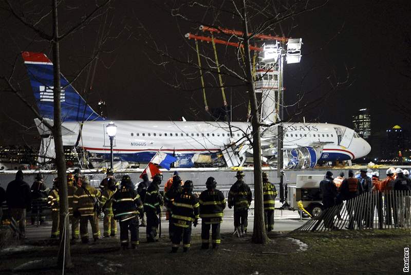 Letoun US Airways vera záchranái vyzvedli pomocí speciálního jeábu z mrazivé vody eky Hudson.