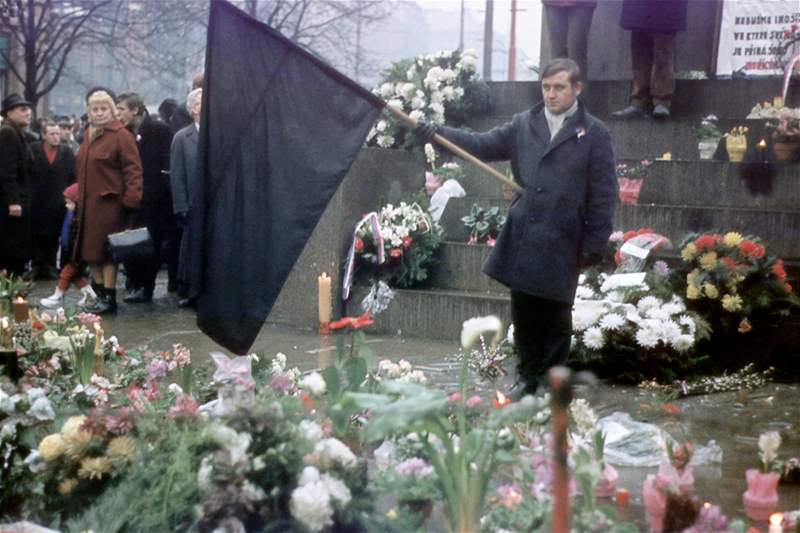 estná strá student u sochy sv. Václava v den Palachova pohbu (25. ledna 1969)