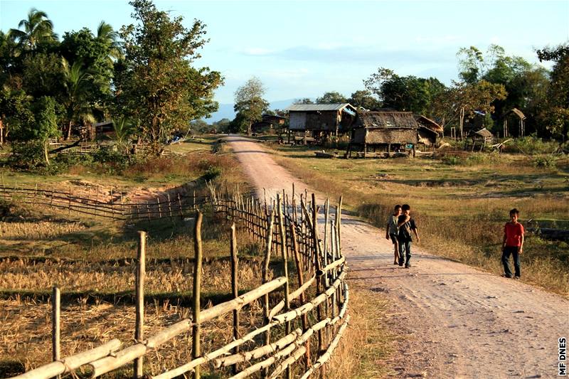 Jiní Laos, vesnika Ban Vongsikeo v NP Dong Phu Vieng