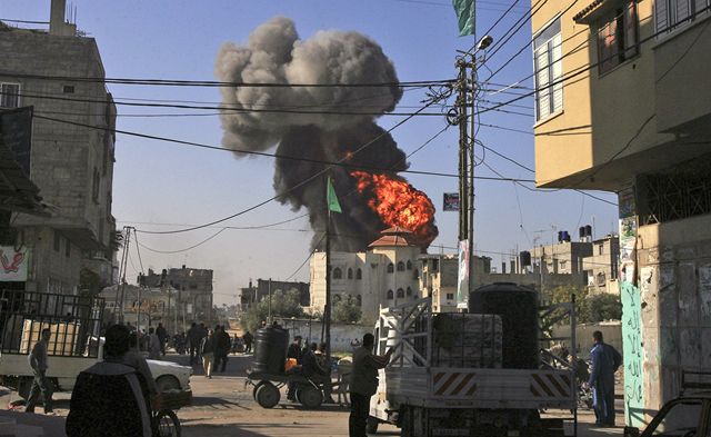 Izraelská bomba zasáhla ve mst Rafáh na jihu pásma Gazy nádre s benzinem. Boje se piblíily centru msta.