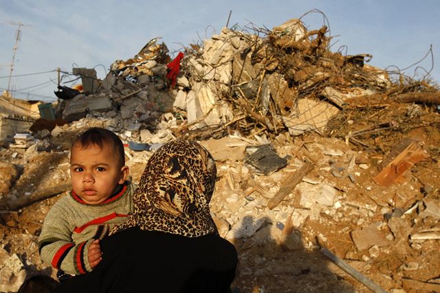 Nad ulicemi Gaza City se u nkolik dní vznáejí hustá oblaka dýmu. Lidé hromadn opoutjí své domovy.