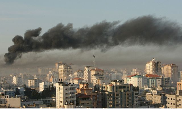 Nad ulicemi Gaza City se u nkolik dní vznáejí hustá oblaka dýmu. Lidé hromadn opoutjí své domovy.