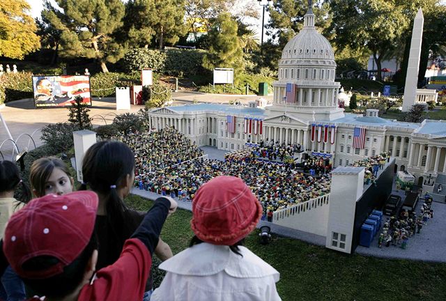 Legoland v kalifornském Carlsbadu pedstavil repliku Obamovy inaugurace.