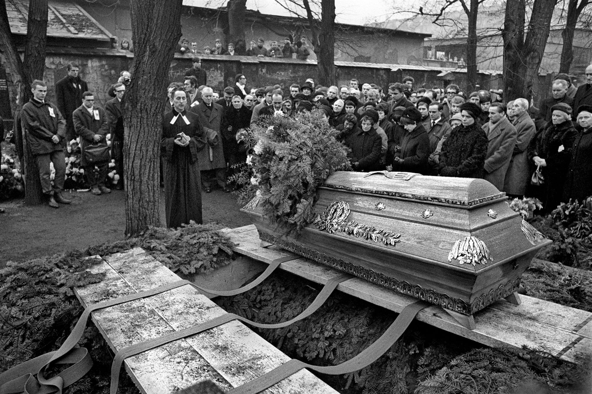 Evangelický fará� Jakub S. Trojan poh�bívá Jana Palacha; Ol�any 25. 1. 1969.