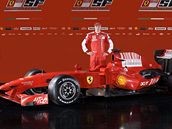 Kimi Raikkonen  pózuje u nového Ferrari F60.