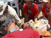 Dakar, zran�ný motocyklista Cristobal Guerrero .