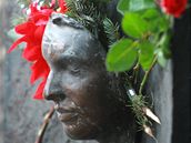 Pietní deska s posmrtnou maskou Jana Palacha na budov� Filozofické fakult� UK 