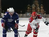 Utkání hv�zd KHL: Jakub Klepi� z Jágr týmu (vlevo) uniká Alexeji �itnikovi z Ja�in týmu
