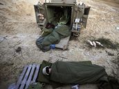 Izraeltí vojáci spí poblí severního pásma Gazy (12. leden 2009)