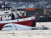 Letadlo US Airways po nouzovém pistání do eky Hudson v New Yorku (15. ledna...