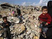 Palestinci v pásmu Gazy u svých zniených domov (18. leden 2009)