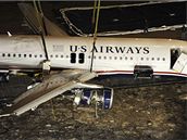 Vyzdviení letounu spolenosti US Airways, který nouzov pistál na ece Hudson v New Yorku (18. leden 2009)