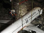 Vyzdviení letounu spolenosti US Airways, který nouzov pistál na ece Hudson...