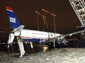 Vyzdviení letounu spolenosti US Airways, který nouzov pistál na ece Hudson v New Yorku (18. leden 2009)