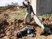 Palestinec ped tlem eny zabité bhem izraelské ofenzivy v pásmu Gazy. (18. leden 2009)