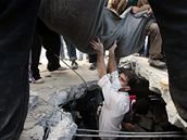 Palestinci vytahují z trosek domu tlo obti izraelské ofenzivy v pásmu Gazy. (18. leden 2009)