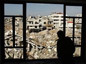 Palestinec se dívá na zniené domy v Rafáhu. (19. leden 2009)