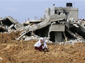 Palestinka ped znieným domem v táboe Dabália v pásmu Gazy. (19. leden 2009)