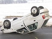 Felicia skon�ila po nehod� u �í�an p�evrácená na st�e�e. (18. ledna 2009)