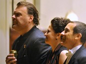 Zleva velský basbarytonista Bryn Terfel s pivem v ruce, sopranistka Simona Houda aturová a dirigent Paolo Olmi pi dkovace po vystoupení, které se uskutenilo 13. ledna v praském Obecním dom.