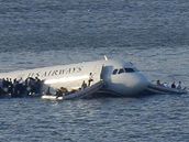 Na �ece Hudson v New Yorku nouzov� p�istál dopravní airbus. (15. ledna 2009)