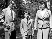 Malý Jan s rodiči Josefem a Libuší v nedělním oblečení