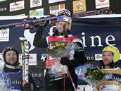 Tomá� Kraus po vít�zství v závod� SP ve Flaine. Vlevo druhý Ameri�an Casey Puckett, vpravo t�etí Eric Iljans ze �védska