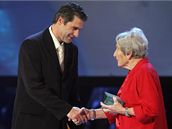 Jan �elezný p�ebírá od Dany Zátopkové cenu pro sportovní legendu