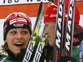 Magdalena Neunerová (vlevo) se raduje s bronzovou krajankou Kati Wilhelmovou.