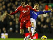 Liverpool - Eceron: liverpoolský Albert Riera (vlevo) v souboji s Philem Nevillem z Evertonu.