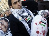 Na demonstraci proti izraelskému zásahu v pásmu Gazy dorazily v Madridu tisíce lidí.