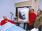 Hugo Chávez (uprosted) na návtv Fidela Castra v nemocnici v roce 2006. Doprovodil ho Fidelv bratr Raúl (vpravo)