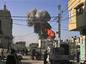 Izraelská bomba zasáhla ve mst Rafáh na jihu pásma Gazy nádre s benzinem.