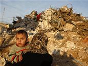 Palestinka obhlíí trosky svého domu.