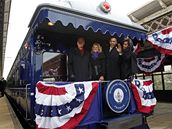 Ve Wilmingtonu si do vlaku k Baracku Obamovi pisedl viceprezident Joe Biden s manelkou.