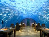 Restaurace Ithaa le�í na dn� Indického oceánu u ostrova Rangalifinolhu