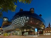 Kunsthaus ve �týrském Hradci od Petera Cooka p�ipomíná velké st�íbrné srdce
