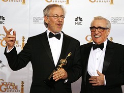 Zlaté glóby 2009 - režisér Steven Spielberg s cenou Cecil B. Demille, kteoru mu předal Martin Scorsese