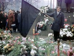 Čestná stráž studentů u sochy sv. Václava v den Palachova pohřbu (25. ledna 1969)