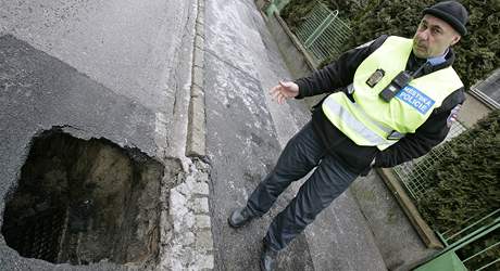 Propadlá silnice na Babikov ulici v Brn