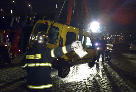 Hasii vytáhli osobní auto z Vltavy okolo pl deváté veer.