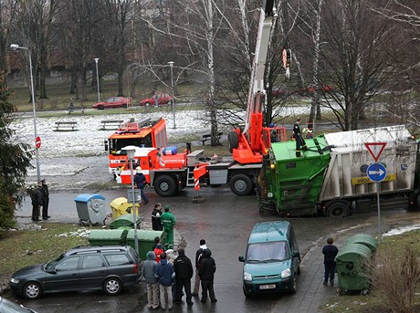 Hasii vytahuj popelsk vz z dry v ostravsk silnici (24.1.2009)