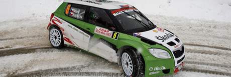 eský pilot Jan Kopecký v Rallye Monte Carlo a jeho spolujezdec Petr Starý s novým závodním speciálem koda Fabia S2000.