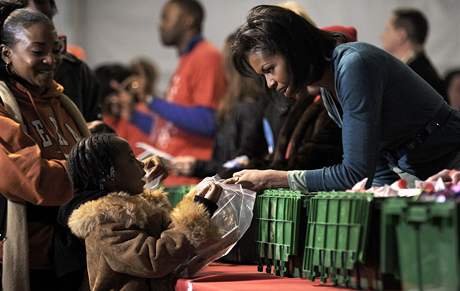 Michelle Obamov pomhala na stadionu Roberta Kennedyho s ppravou balk a s psanm dopis vojkm v zahrani. (19. leden 2009)