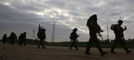 Izraelt vojci opout psmo Gazy. (20. leden 2009)