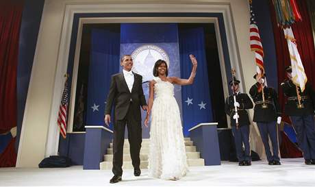 Prezident Barack Obama s prvn dmou Michelle na inauguranm ble domovskho sttu viceprezidenta Joe Bidena ve Washingtonu.