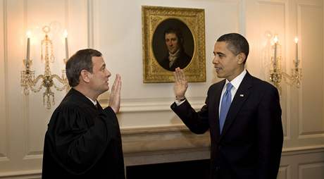 Prezident Barack Obama opakuje prezidentský slib kvli peeknutí na úterní inauguraci. (21. leden 2009)