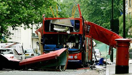 Torzo autobusu po teroristických útocích na Londýn 7. července 2005